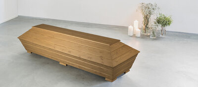 <b>Honka H90 EKO Patina</b><br>Pelkistetty arkkumalli, kuvassa patinoituneen hongan sävy. Kotimainen. Hinta 1680 €