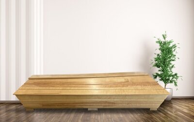 <b>Koivu</b><br>Kaunislinjainen massiivikoivu arkku. Hinta 1880 €