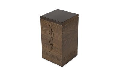 <b>Uurna Ajaton</b><br>Kaunis suoralinjainen uurna erilaisilla jyrsinkuvioilla, vaihtuva mallisto. Hinta 205 €